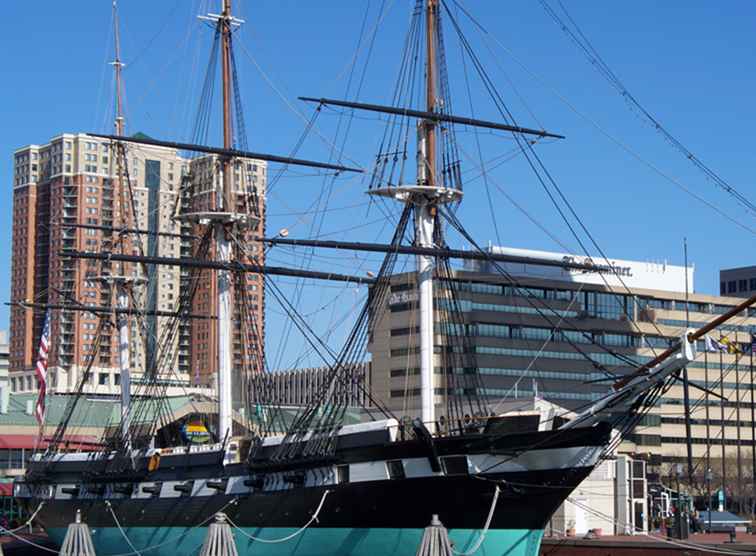 Barcos históricos en el puerto interior de Baltimore / Maryland