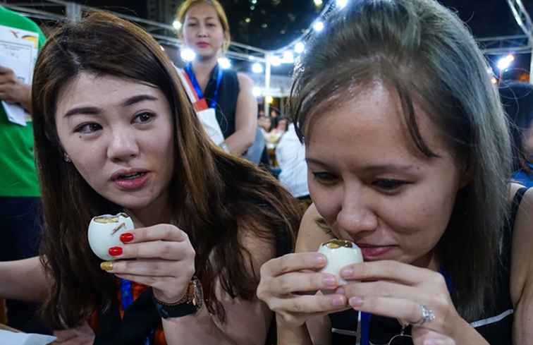 Wie man Balut in den Philippinen isst / Asien