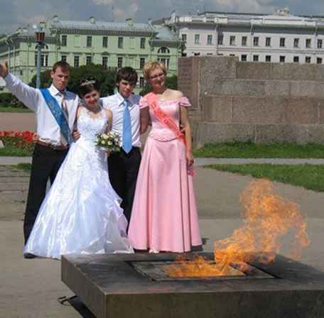 Russische Hochzeitstag Traditionen / Russland