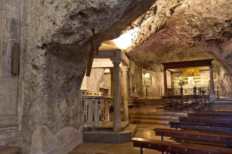 Sanctuaire de l'Archange Michael dans une grotte / Italie