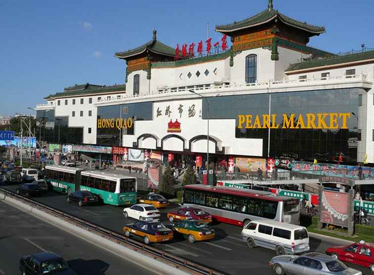 Shopping à Shanghai sur le marché de la perle de Hongqiao New World / Chine