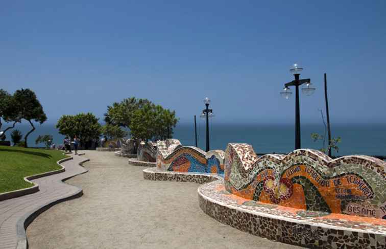 Paseando por el Parque del Amor en Miraflores, Lima