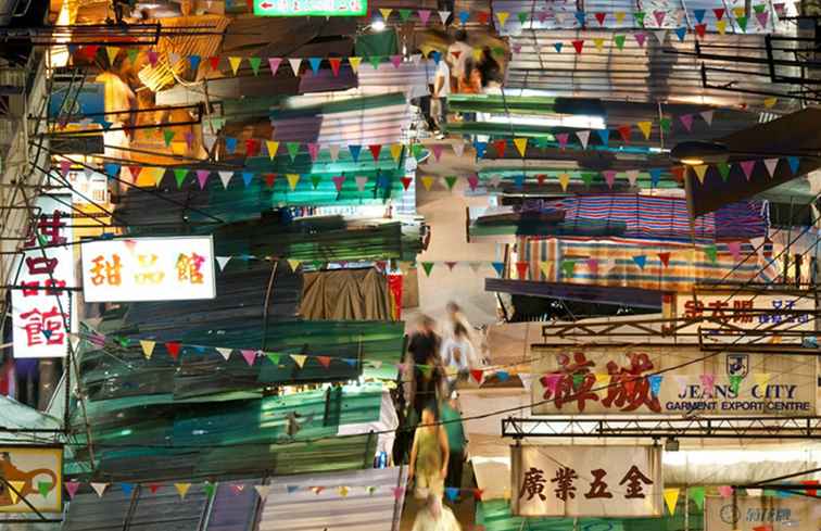 Temple Street è uno dei più grandi mercati di Hong Kong
