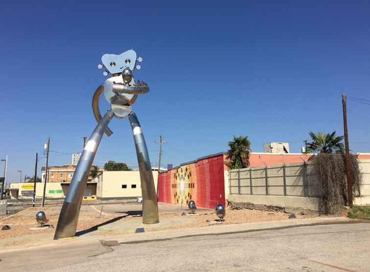 De graffiti-geïnspireerde straatkunst van Deep Ellum in Dallas / Texas