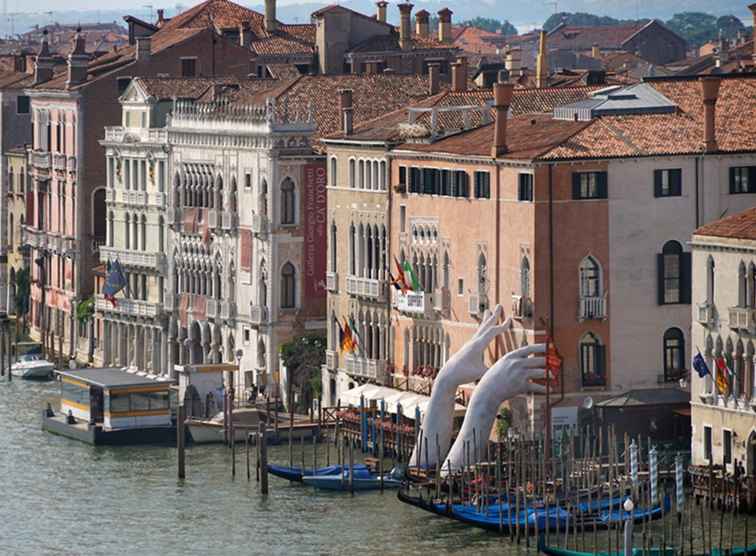 Visitando la Exposición de Arte de la Bienal de Venecia / Italia