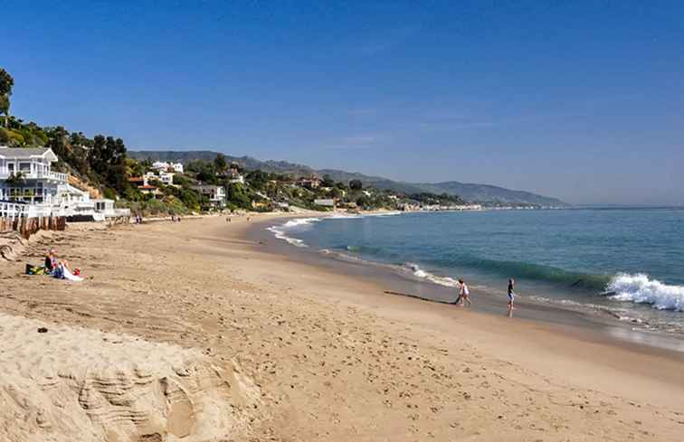 Rijden Pacific Coast Highway in Malibu, Californië / Californië