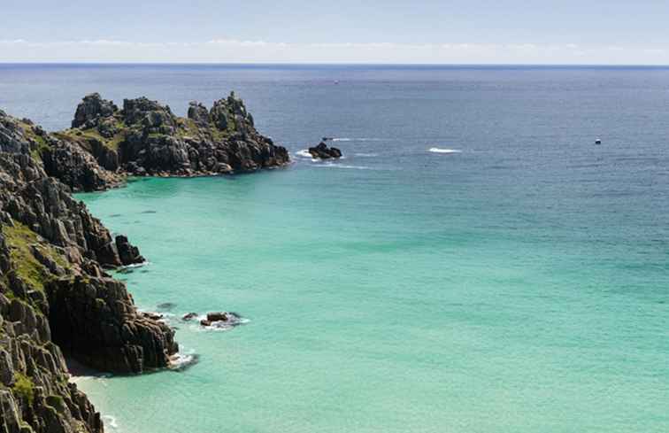 Comportamiento de la playa desnuda comportamiento de buena en su traje de cumpleaños / Inglaterra