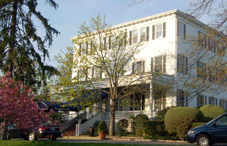 Una panoramica di quartiere di Douglas Manor / New York