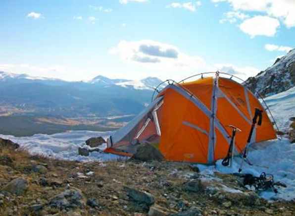 5 piezas esenciales de equipo para acampar en invierno / Cámping