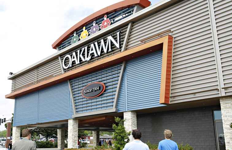 Una guía de carreras de caballos en Oaklawn Track en Little Rock, Arkansas / Arkansas