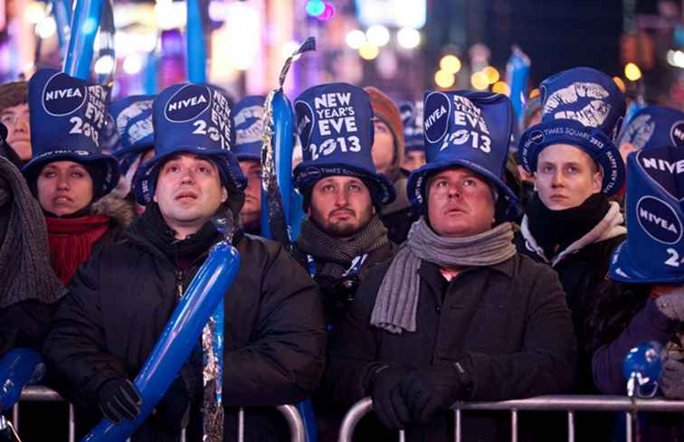 Bästa saker att ta med och bära på nyårsaftonbollen faller i Times Square / NewYork