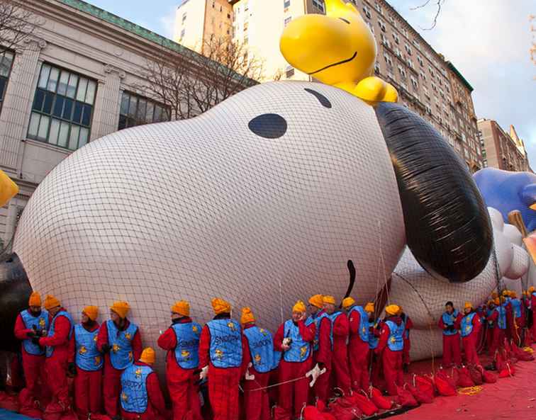 Guía para el desfile del día de acción de gracias de Macy's Inflado del globo / Nueva York