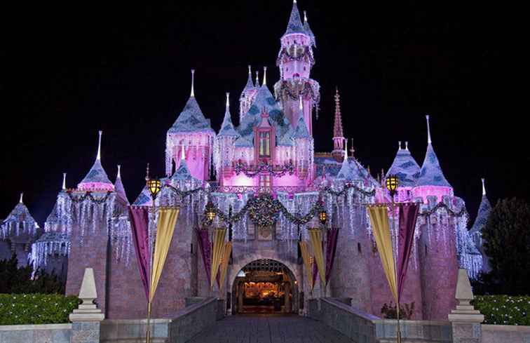 En fotos espectaculares decoraciones de Navidad de Disneyland / California
