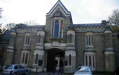 Ta en tur genom Highgate Cemetery i London / england