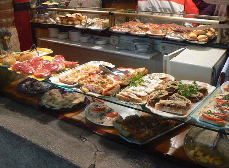 Una guía de bares de tapas baratos en Barcelona / España