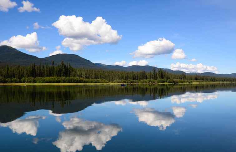 Canoë sur les rivières Teslin et Yukon dans le nord-ouest du Canada / 