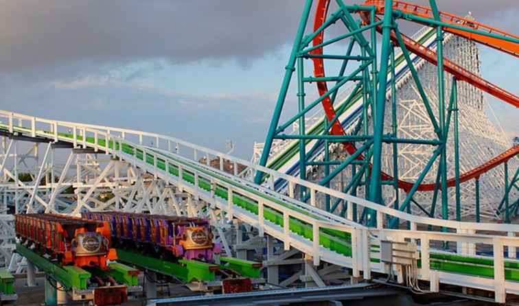 Herziening van Twisted Colossus bij Six Flags Magic Mountain / Californië