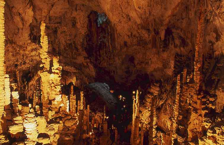 La caverna preistorica dell'Aven d'Orgnac e del museo / Francia