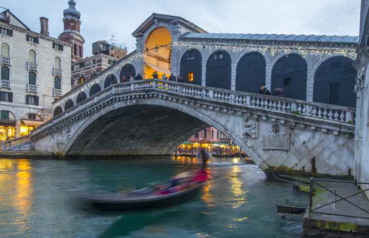 Passeggia per il Ponte di Rialto storico di Venezia / Italia